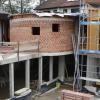 Der Baufortschritt des neuen Kinderhauses am Gemeindezentrum in Finning ist inzwischen deutlich sichtbar.