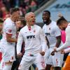 Die Augsburger Spieler jubeln nach dem Spiel über den 2:1-Sieg gegen den FSV Mainz 05. .
