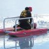 Helfer der Wasserwacht zeigen bei einer Übung, wie schwierig die Rettung eines im Eis eingebrochen Menschen ist. 