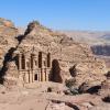 Die Ruinenstadt Petra von oben gesehen und die jordanische Wüste im Hintergrund.