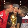 Zwei Küsse und ein Pokal für ein Halleluja: Lukas Podolski und Bastian Schweinsteiger herzen Rihanna