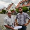 Bernd Klinger (links) und Andreas Steidle befürchten, dass durch Grundstücksspekulanten und Neubauten der Siedlungscharakter in der Schafweidsiedlung verloren gehen könnte. 	