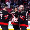 Ottawa Senators Torwart Cam Talbot (33) jubelt mit Linksaußen Tim Stützle (18) und Rechtsaußen Julien Gauthier (77).