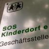 Das Logo und der Schriftzug "SOS Kinderdorf e.V. Geschäftsstelle" ist auf einem Schild zu sehen. Nach Bekanntwerden von Übergriffen in einem SOS-Kinderdorf haben sich weitere mutmaßliche Betroffene gemeldet.