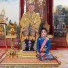 König Maha Vajiralongkorn im Juli 2019 auf seinem Thron in Bangkok. Zu seinen Füßen Zweitfrau Sineenat Wongvajirapakdi, die er kurz danach verstieß, nun aber wieder begnadigt hat.