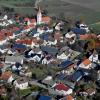 Der Neu-Ulmer Stadtteil Holzschwang hat heute 942 Einwohner. Das Dorf ist noch recht landwirtschaftlich geprägt, unser Bild zeigt es aus der Luft von Süden her.  	