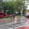 Nach dem Unwetter wird der entwurzelte Baum am Curt-Frenzel-Stadion entfernt. 