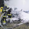 Wasser marsch: Die Feuerwehren aus Amberg und Türkheim mussten einen Brand auf einer Amberger Wiese löschen, den Kinder beim Zündeln verursacht hatten. Das Feuer griff auch auf landwirtschaftliche Geräte über. 