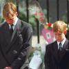 Die öffentliche Trauerfeier findet am 6. September 1997 statt - entgegen des Protokolls. William (links) und Harry verfolgen sie mit gesenkten Köpfen