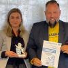 Humanus-Geschäftsführer und Gründer Philipp Erik Breitenfeld und Prokuristin Lidija Fischer mit der Auszeichnung „Bayerns Best 50“.  	