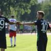 Glückwunsch für den Torschützen: Daniel Baier (rechts) gratuliert Ja-Cheol Koo zu seinem zweiten Treffer. Der FCA gewann 4:0 gegen den FC Südtirol.