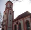 Die Pfarrkirche in Deisenhausen. Ein wirkliches Dorfzentrum fehlt der Gemeinde. 