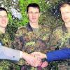 Einigkeit macht stark. Auf dem Foto von links: Hauptfeldwebel der Reserve Ralf Steinke (Vorsitzender Reservistenkameradschaft Kammeltal), Hauptmann Neger (scheidender Kompaniechef), Oberstleutnant Meyer (neuer Kommandeur des Logistikbataillons 471, Dornstadt), Hauptmann Grochtmann (neuer Kompaniechef der Patenkompanie), Oberfeldwebel der Reserve Illinger (Vorstand Reservistenkameradschaft Kammeltal). Foto: Steinke/RK