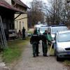 Polizeibeamte durchsuchen  am Donnerstagnachmittag einen Hof in Friedberg. Zwei Monate nach dem Augsburger Polizistenmord wurde hier offenbar einer der beiden mutmaßlichen Täter festgenommen.  