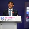 Rishi Sunak, Premierminister von Großbritannien, spricht während der Abschlusspressekonferenz beim KI-Sicherheitsgipfels in Bletchley Park.