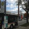 Der Bus der Linie 33 hält in der Berliner Allee an der Haltestelle „Osram“. Mittlerweile heißt das Unternehmen auf der Straßenseite gegenüber Ledvance. Was tun? 