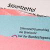 Ein Stimmzettelumschlag für die Briefwahl zur Bundestagswahl liegt auf einem Tisch.