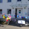 Luftballons und Plakate wurden vor der Tür des Schulamtes in Krumbach befestigt. Die Eltern demonstrierten so  am Sonntag gegen eine Masken- und Testpflicht an Schulen.