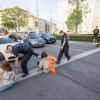 Polizisten und Aktivisten der Letzten Generation, die sich zuvor auf der Straße festgeklebt haben.