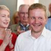 Rico Badenschier freut sich mit Mecklenburg-Vorpommerns Ministerpräsidentin Manuela Schwesig (l) über seinen Sieg bei der Oberbürgermeister-Wahl in Schwerin.