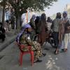 Taliban-Kämpfer halten an einem Kontrollpunkt in der Stadt Kundus Wache. Die militanten Islamisten haben in den letzten Wochen ihren Vorstoß in weiten Teilen Afghanistans verstärkt. Der Westen schaut hilflos zu.  	
