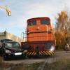 Ein Auto ist an einem unbeschrankten Bahnübergang von einer Lokomotive mehrere Meter mitgeschleift worden. 