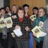 In Anlehnung an das Plakat posieren die Organisatorinnen: Tränen lachend und voller Vorfreude auf den Bobinger Frauentag. Foto: Anja Fischer 