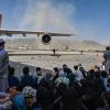 Hunderte, vielleicht tausende Menschen versuchten am Flughafen Kabul, in eine der Militärmaschinen zu gelangen.