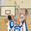 Zu selten trafen die Bobinger Basketballer (weiß) in den Friedberger Ring. Lange auf Augenhöhe verlor der Bezirksklassist am Ende mit 58:77.  