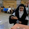 Wahllokal in Madrid: Eine Nonne gibt ihre Stimme ab.