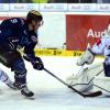 Und rein damit: In dieser Szene setzt sich Panther-Stürmer Brandon Buck (Mitte) gegen Martin Buchwieser (links) sowie Adler-Goalie Ray Emery (rechts) durch markiert den wichtigen 1:0-Führungstreffer für den ERC Ingolstadt. Am Ende gewannen die Schanzer mit 3:1.