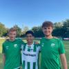Anner Bueso aus Honduras spielt für ein paar Monate beim SV Aislingen. Seine Mannschaftskollegen um Luca Lößner (links) und Robin Eberle (rechts) helfen ihm dabei, sich im Team wohlzufühlen.