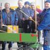 Bis zum letzten Moment wird auch beim Männerbund Kammlach am Faschingswagen gewerkelt. Unser Bild zeigt (v. li.): Georg Förg, Hermann Müller, Elias und Jürgen Schneider sowie 1. Vorsitzender Werner Mussack. 