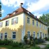 Verkaufen oder teilsanieren und behalten: Das alte Schulhaus in Utzwingen ist das älteste Schulhaus im Ries.  	