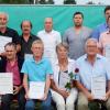 Die Geehrten zusammen mit Oberbürgermeister Hermann Faul (hinten Zweiter von links), Pfarrer Jochen Maier (hinten Sechster von rechts, leicht verdeckt), Stadtrat Hans Puffer (hinten Dritter von rechts) und Ortssprecherin Gudrun Gebert-Löfflad (hinten Zweite von rechts).  	