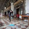 Venedig: Ein Mann reinigt den Boden des historischen Caffe Florian. 70 Prozent der historischen Altstadt sind überflutet.