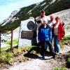 Adolf Lösch fotografierte die Bergfreunde aus Krumbach, Hohen- und Niederraunau im Juni 2010 auf dem Hantenjoch/Österreich. Das Bild zeigt Hans und Gertrud Kiederle, Balbina Lösch und Gertraud Franzke in herrlicher Umgebung.