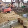 Baumaßnahmen in der Thannhauser Christoph-von-Schmid-Straße: Um die Spundwände im Flussbett verankern zu können, musste für das Bohrgerät ein Damm aufgeschüttet werden.  	