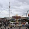 Blick auf das Oktoberfest von den Stufen der Bavaria aus.