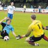 Nicht zu überwinden war der Bobinger Torhüter Patrick Hiljanen (rechts) im Bezirksoberliga-Derby beim FC Königsbrunn (blaue Trikots), das die Bobinger mit 1:0 gewannen.  