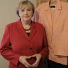Die Hände vor den Bauch: Ursula Wanecki in bekannter Merkel-Pose