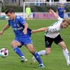 Fußball Regionalliga Bayern FV Illertissen  gegen Burghausen Illertissens Yannick Glessing gegen Burghausens Maximilian Reiter.