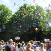 Als Zeichen der Gemeinsamkeit ließen die Schüler der Mittelschule Hollenbach bunte Luftballons steigen (links). Alle Schüler fertigten ein kleines „Inchi“ an, ein kleines Quadrat mit einer Kantenlänge von einem Inch. 