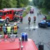 Frontal zusammengestoßen sind am Freitagmorgen bei Wartaweil zwei Autos: Drei Personen wurden schwer verletzt. Sie mussten von der Feuerwehr befreit werden und wurden mit dem Hubschrauber in die Unfallklinik nach Murnau gebracht. 