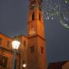 Ein Blickfang ist die neue Weihnachtsbeleuchtung am Friedberger Kirchturm von St. Jakob.
