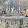 Eine Mauer schützt den Kinderspielplatz zum Kaibach hin ab. Das Areal ist sonn- wie werktags ein beliebter Trennpunkt. 