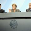 Bundeskanzlerin Merkel, CSU-Chef Seehofer (r) und der FDP-Vorsitzende Rösler (l) erläutern im Bundeskanzleramt die Ergebnisse ihres Spitzentreffens. Foto: Maurizio Gambarini dpa