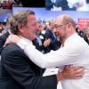 Mutmacher: Gerhard Schröder umarmt Martin Schulz beim SPD-Programmparteitag.