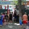 Am bisher heißesten Wochenende des Sommers suchten alle nur noch Abkühlung. In Augsburgs Bädern war es voll. Wir haben uns umgesehen.