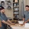 Wolfgang Schlegl (Zweiter von rechts) und sein Team vor der Kamera. Als Pflichtaufgabe mussten die Bäcker-Profis einen kleinen traditionellen Guglhupf backen. 